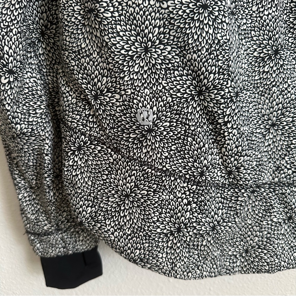 Lululemon hooded jacket, size 2 - Picture 15 of 15